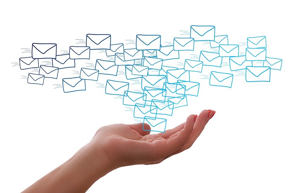 Mão com imagem doce envelopes desenhados no espaços sobre ela, lembrando informações