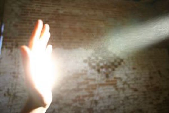 mãos luz intuição