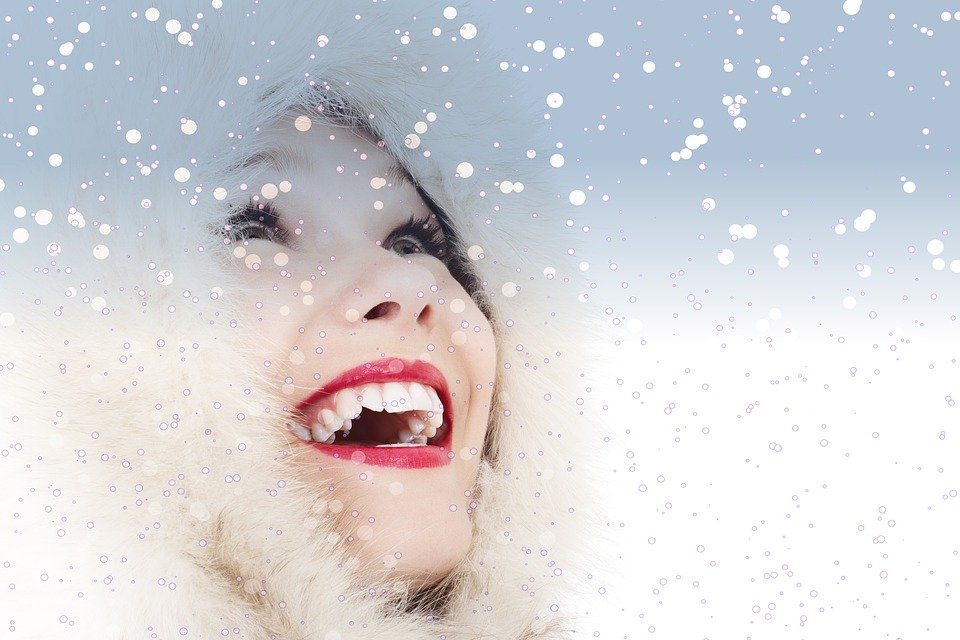 Imagem de mulher sorrindo olhando para cima.
