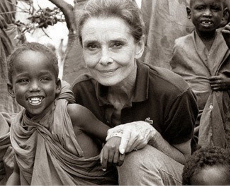 Imagem de Audrey Hepburn, a embaixadora do Amor, com criança